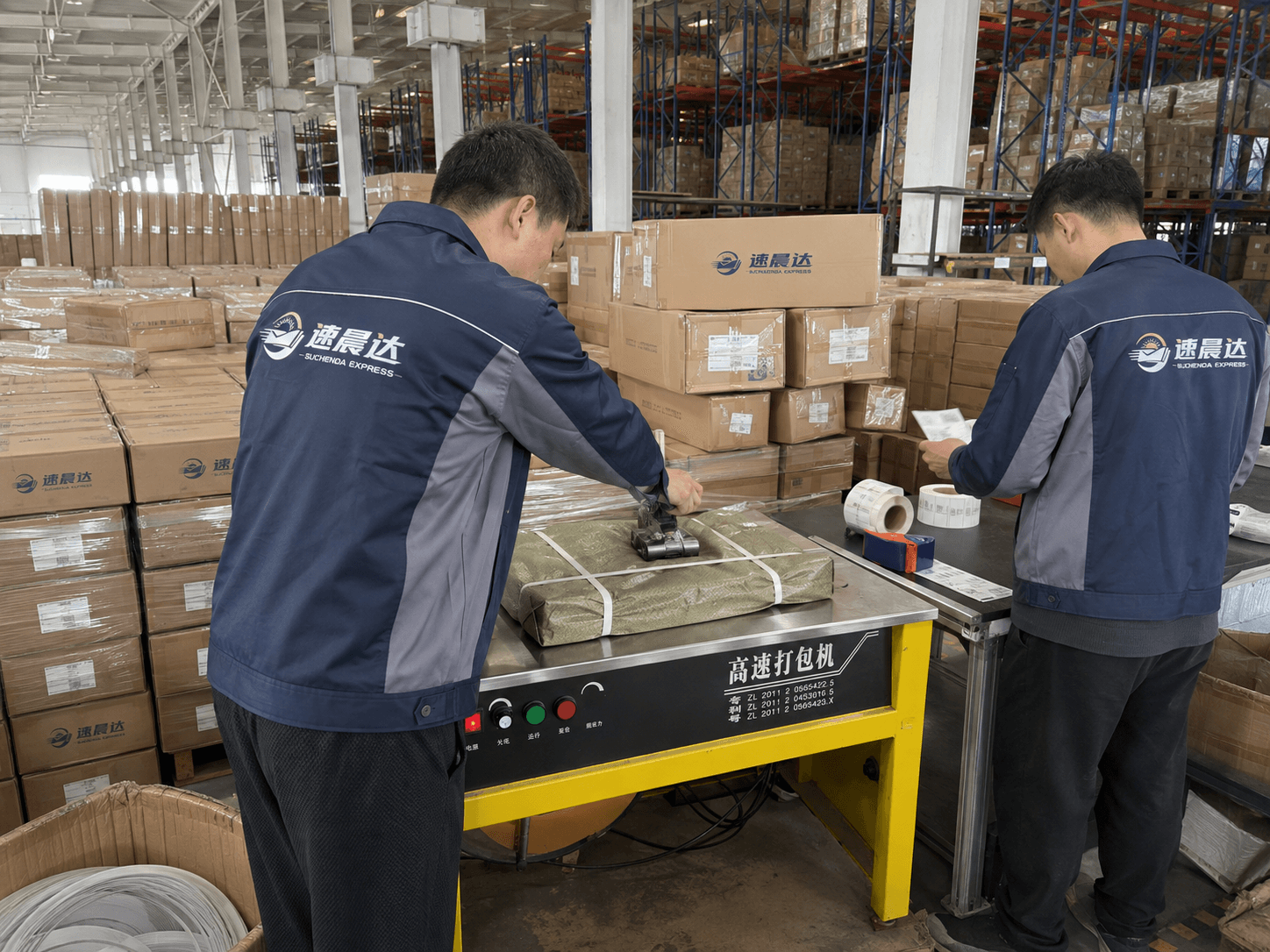速晨达一线团队在作业区协同处理发行任务