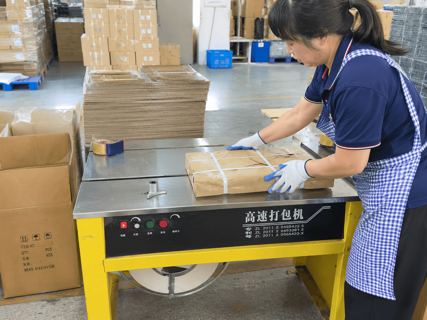 速晨达工作人员在仓内进行出版物封装作业